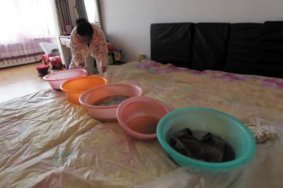 环江楼上漏水，住户失联，小区没物管，业主维权难！律师来支招……